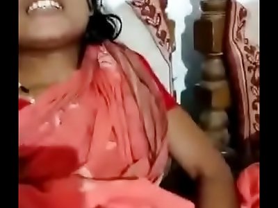 Desi sexy bhabhi open her saree and make video